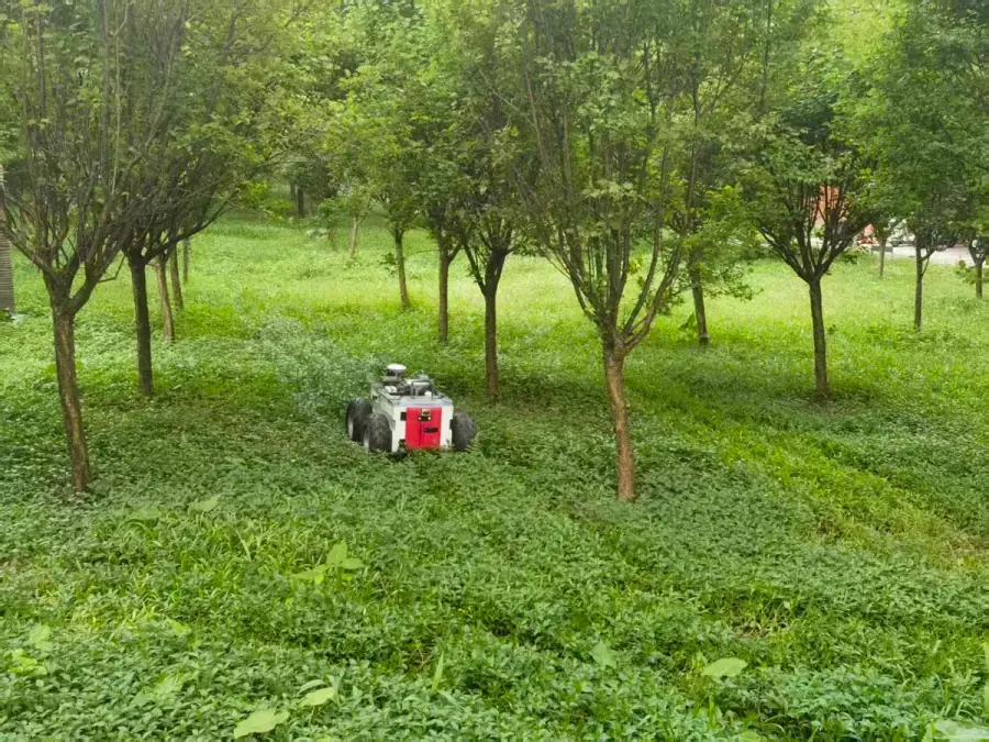 果园中的移动农机应用现场